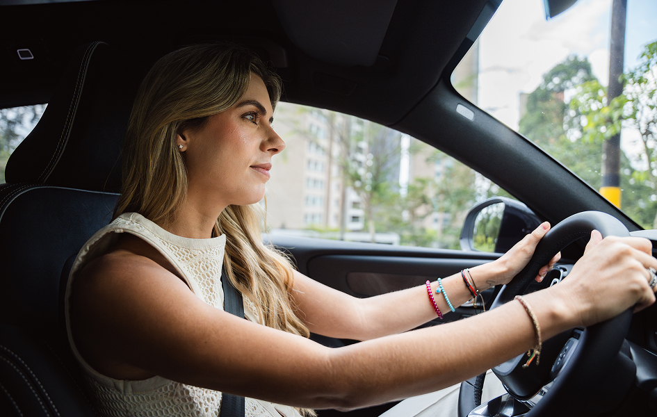 Conductora en su Volvo