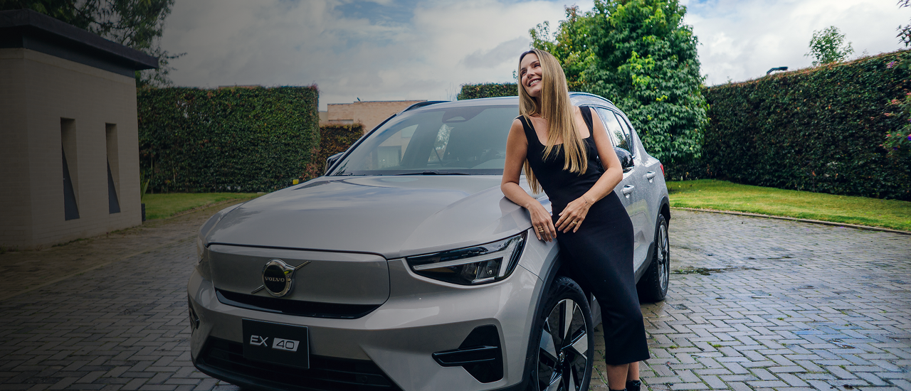 Cliente junto a su Volvo